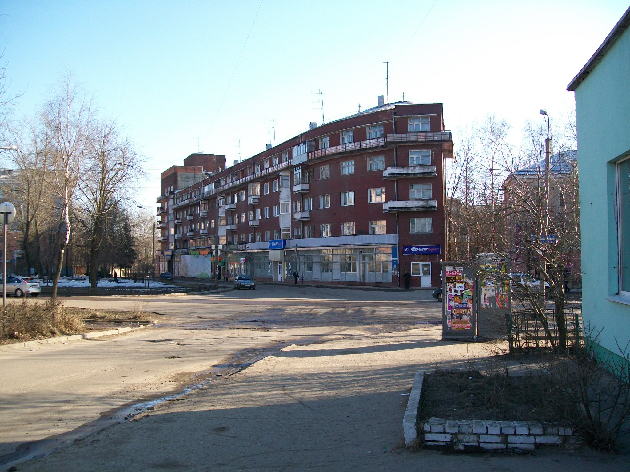Закруглённый фасад и балконы дома-корабля в Иванове
